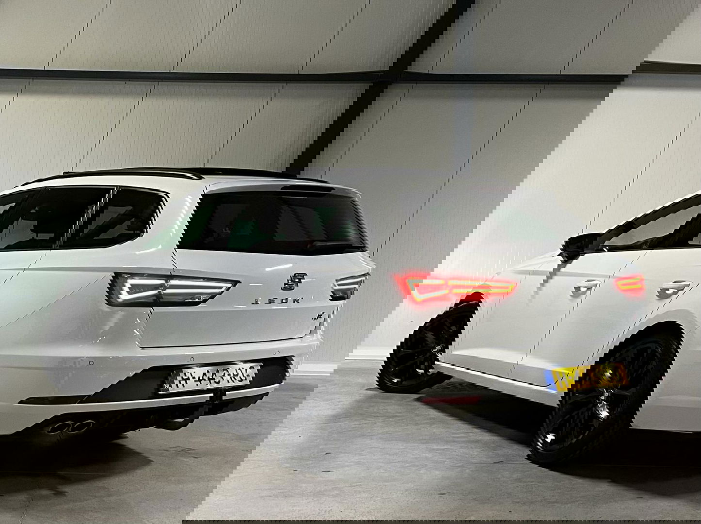 SEAT Leon Sportstourer Seat Leon 1.5 TSI 150PK Pano Virtual Trekhaak Black edition