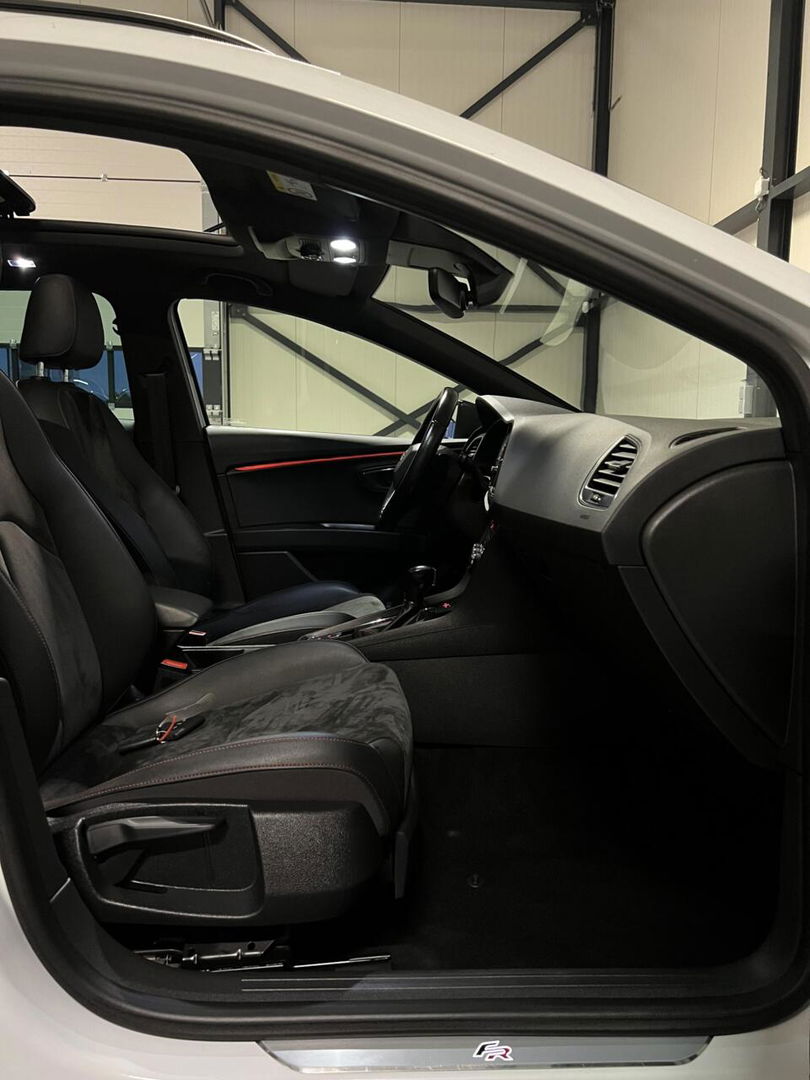 SEAT Leon Sportstourer Seat Leon 1.5 TSI 150PK Pano Virtual Trekhaak Black edition