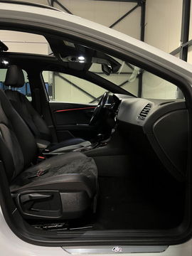 SEAT Leon Sportstourer Seat Leon 1.5 TSI 150PK Pano Virtual Trekhaak Black edition
