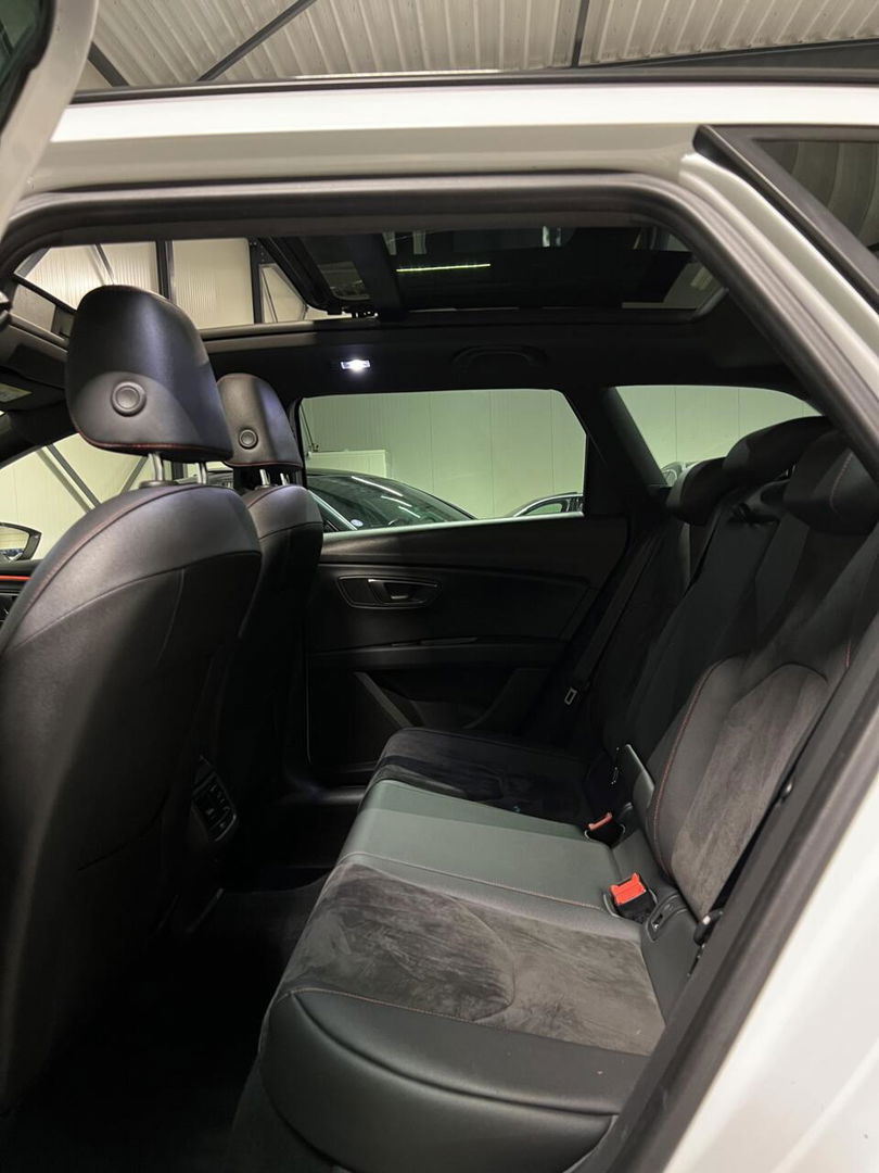SEAT Leon Sportstourer Seat Leon 1.5 TSI 150PK Pano Virtual Trekhaak Black edition