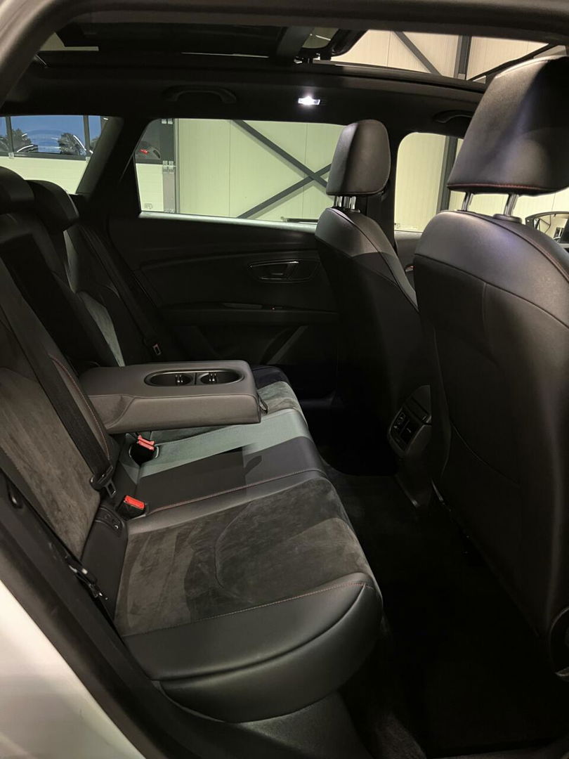SEAT Leon Sportstourer Seat Leon 1.5 TSI 150PK Pano Virtual Trekhaak Black edition