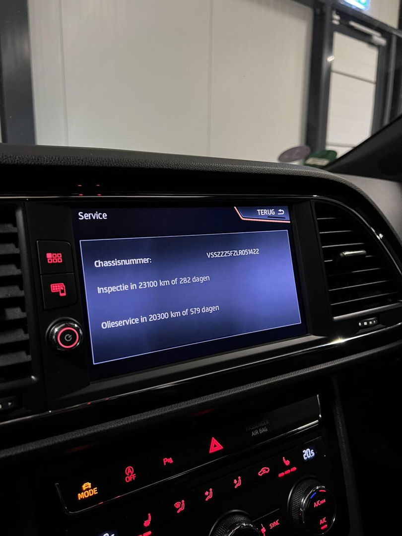 SEAT Leon Sportstourer Seat Leon 1.5 TSI 150PK Pano Virtual Trekhaak Black edition