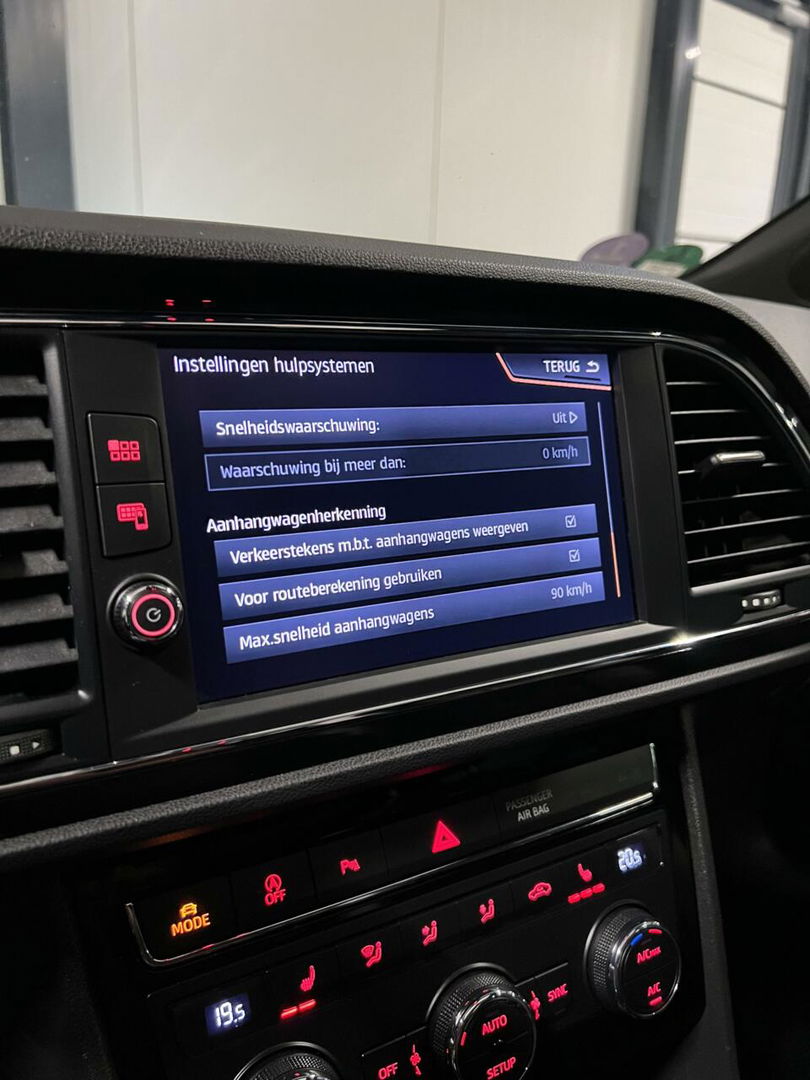 SEAT Leon Sportstourer Seat Leon 1.5 TSI 150PK Pano Virtual Trekhaak Black edition