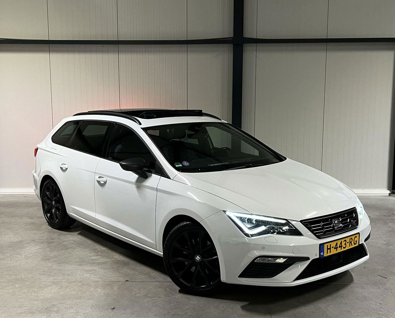 SEAT Leon Sportstourer Seat Leon 1.5 TSI 150PK Pano Virtual Trekhaak Black edition