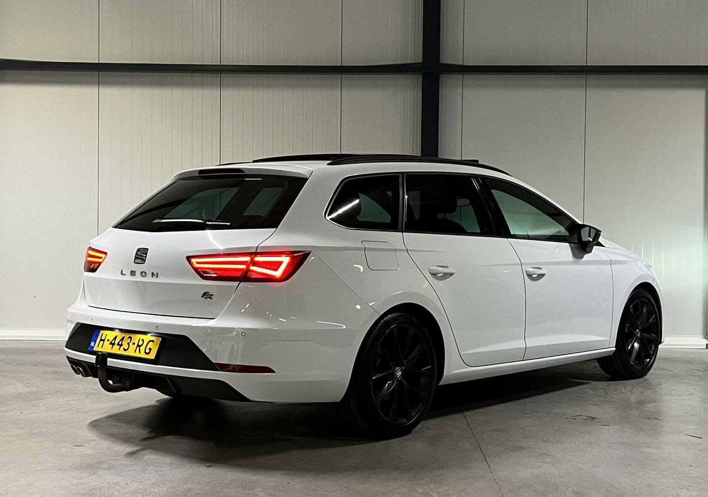 SEAT Leon Sportstourer Seat Leon 1.5 TSI 150PK Pano Virtual Trekhaak Black edition