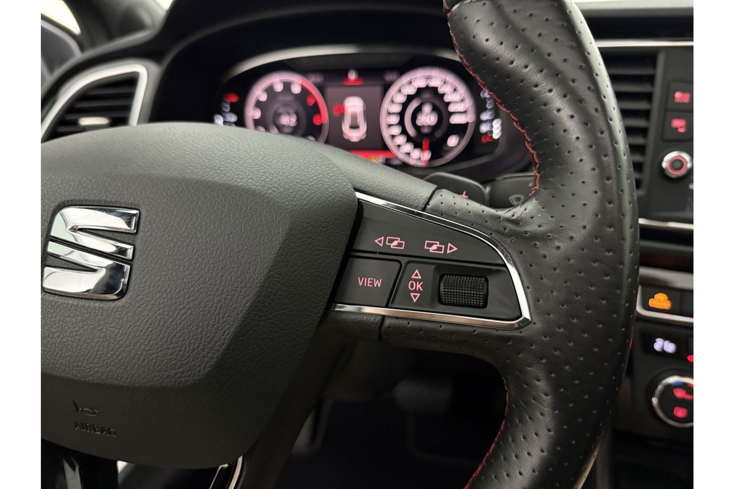 SEAT Leon 1.5 TSI 150PK FR Ultimate Edition Pano Sfeer beats audio Trekhaak LED Camera Carplay Virtual Cilima Cruise Navi PDC 18''LMV