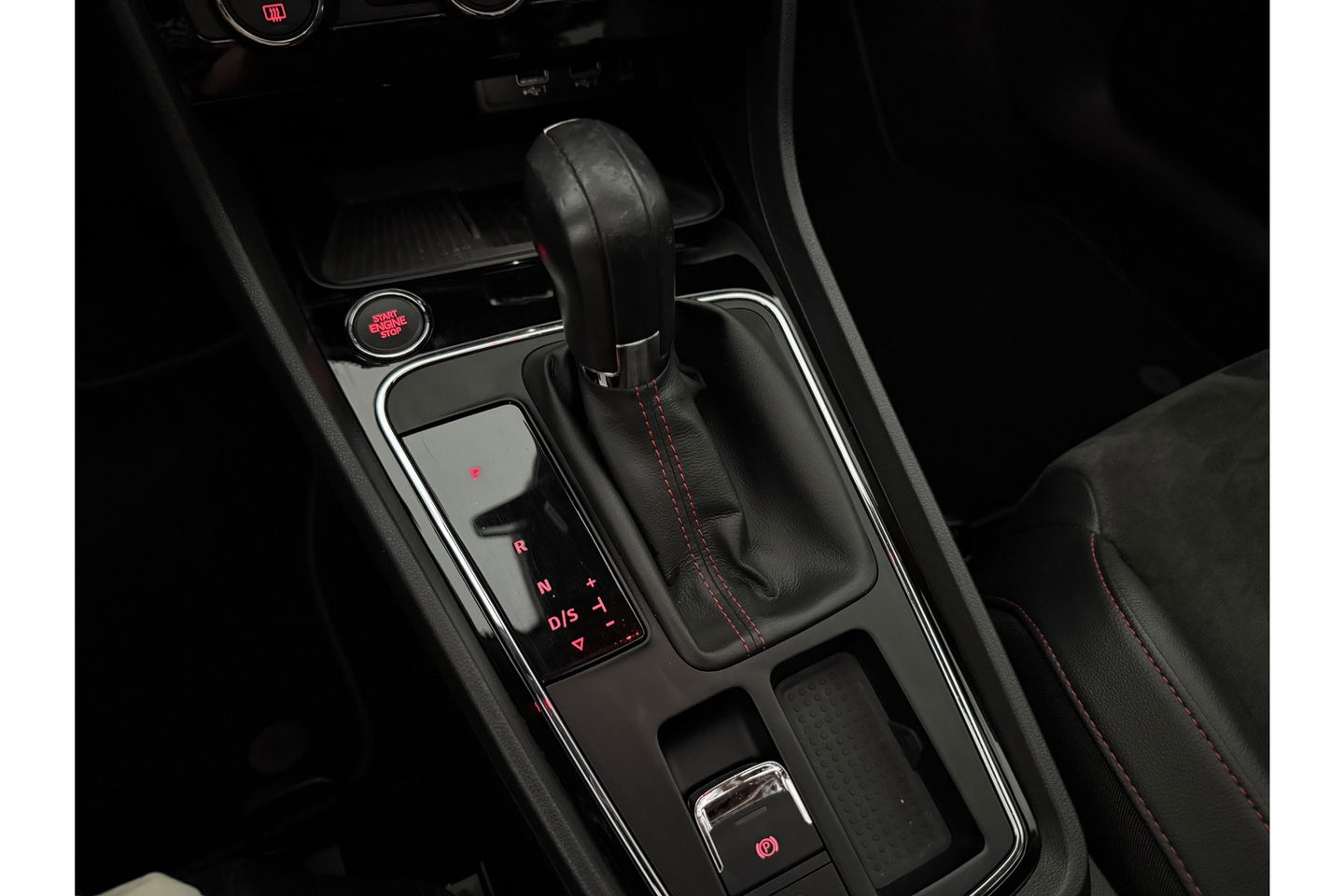 SEAT Leon 1.5 TSI 150PK FR Ultimate Edition Pano Sfeer beats audio Trekhaak LED Camera Carplay Virtual Cilima Cruise Navi PDC 18''LMV
