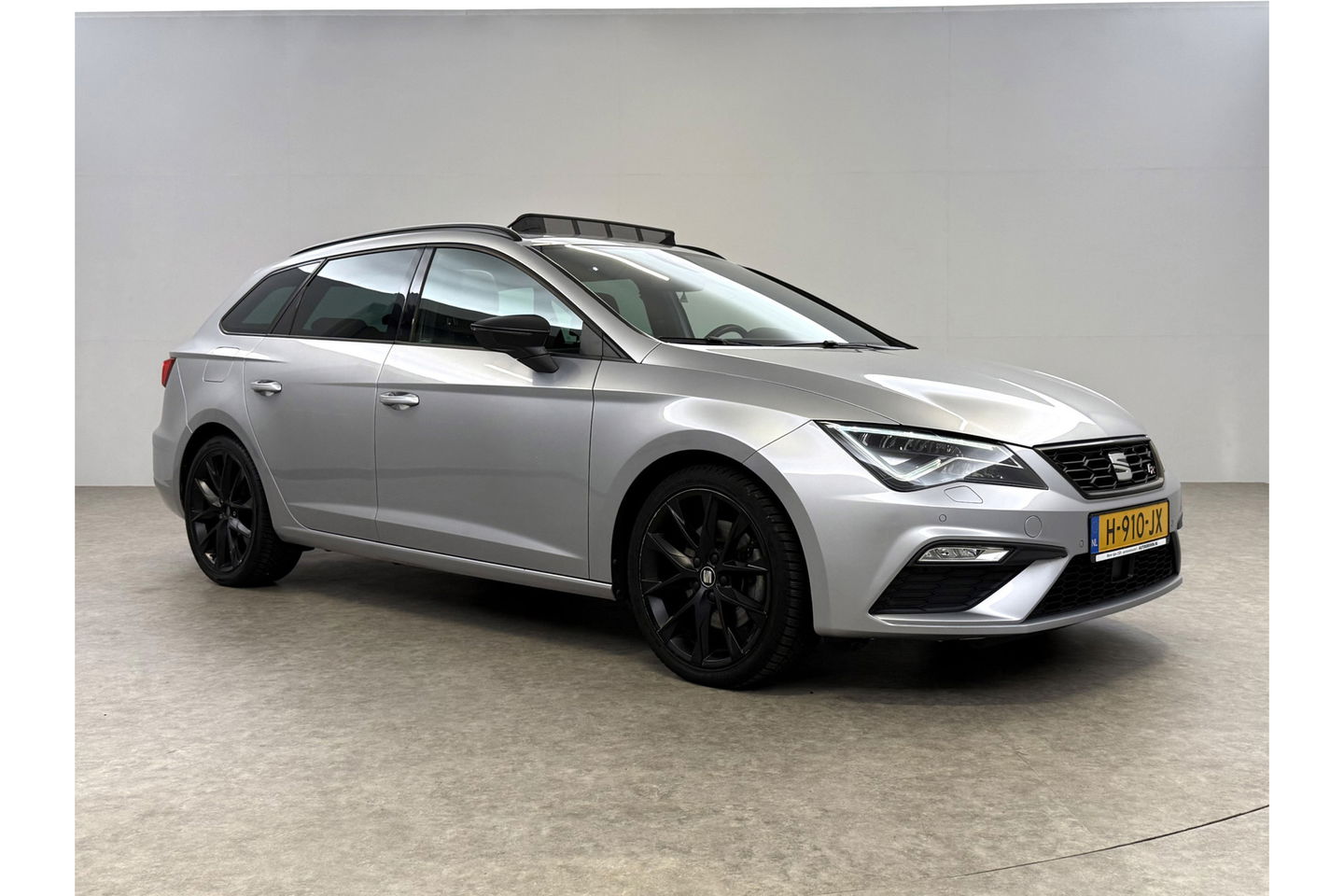 SEAT Leon 1.5 TSI 150PK FR Ultimate Edition Pano Sfeer beats audio Trekhaak LED Camera Carplay Virtual Cilima Cruise Navi PDC 18''LMV