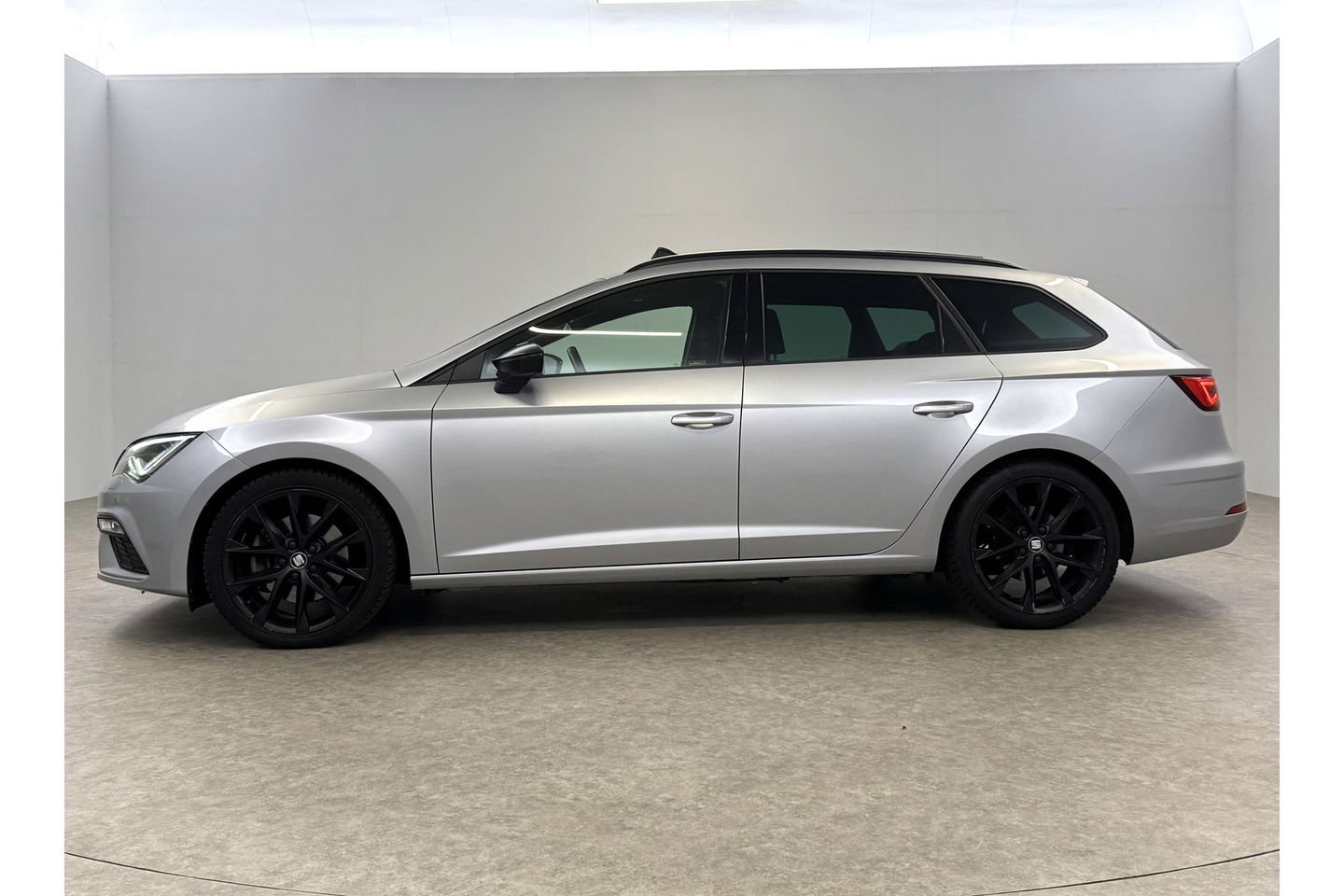 SEAT Leon 1.5 TSI 150PK FR Ultimate Edition Pano Sfeer beats audio Trekhaak LED Camera Carplay Virtual Cilima Cruise Navi PDC 18''LMV