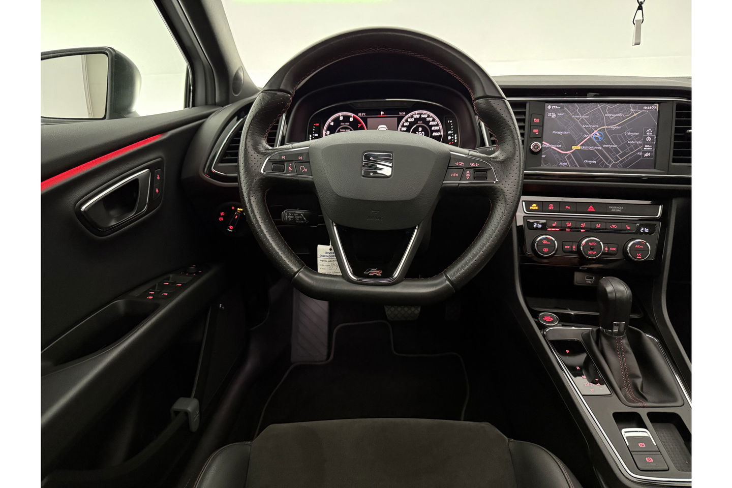 SEAT Leon 1.5 TSI 150PK FR Ultimate Edition Pano Sfeer beats audio Trekhaak LED Camera Carplay Virtual Cilima Cruise Navi PDC 18''LMV