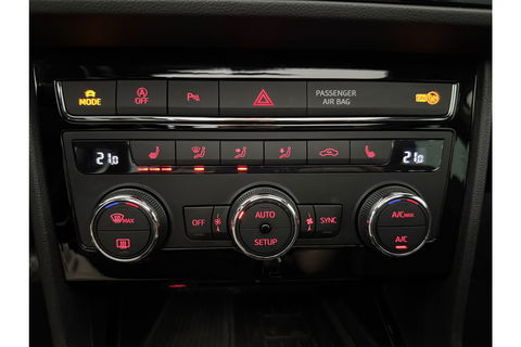 SEAT Leon 1.5 TSI 150PK FR Ultimate Edition Pano Sfeer beats audio Trekhaak LED Camera Carplay Virtual Cilima Cruise Navi PDC 18''LMV