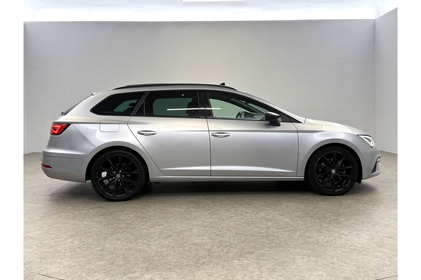 SEAT Leon 1.5 TSI 150PK FR Ultimate Edition Pano Sfeer beats audio Trekhaak LED Camera Carplay Virtual Cilima Cruise Navi PDC 18''LMV