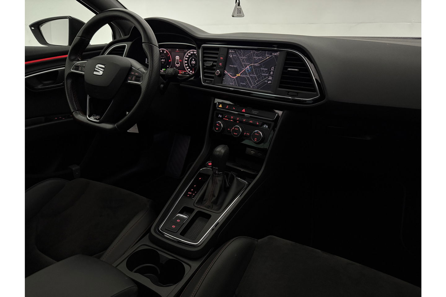 SEAT Leon 1.5 TSI 150PK FR Ultimate Edition Pano Sfeer beats audio Trekhaak LED Camera Carplay Virtual Cilima Cruise Navi PDC 18''LMV