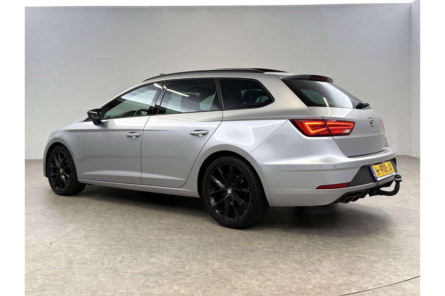 SEAT Leon 1.5 TSI 150PK FR Ultimate Edition Pano Sfeer beats audio Trekhaak LED Camera Carplay Virtual Cilima Cruise Navi PDC 18''LMV