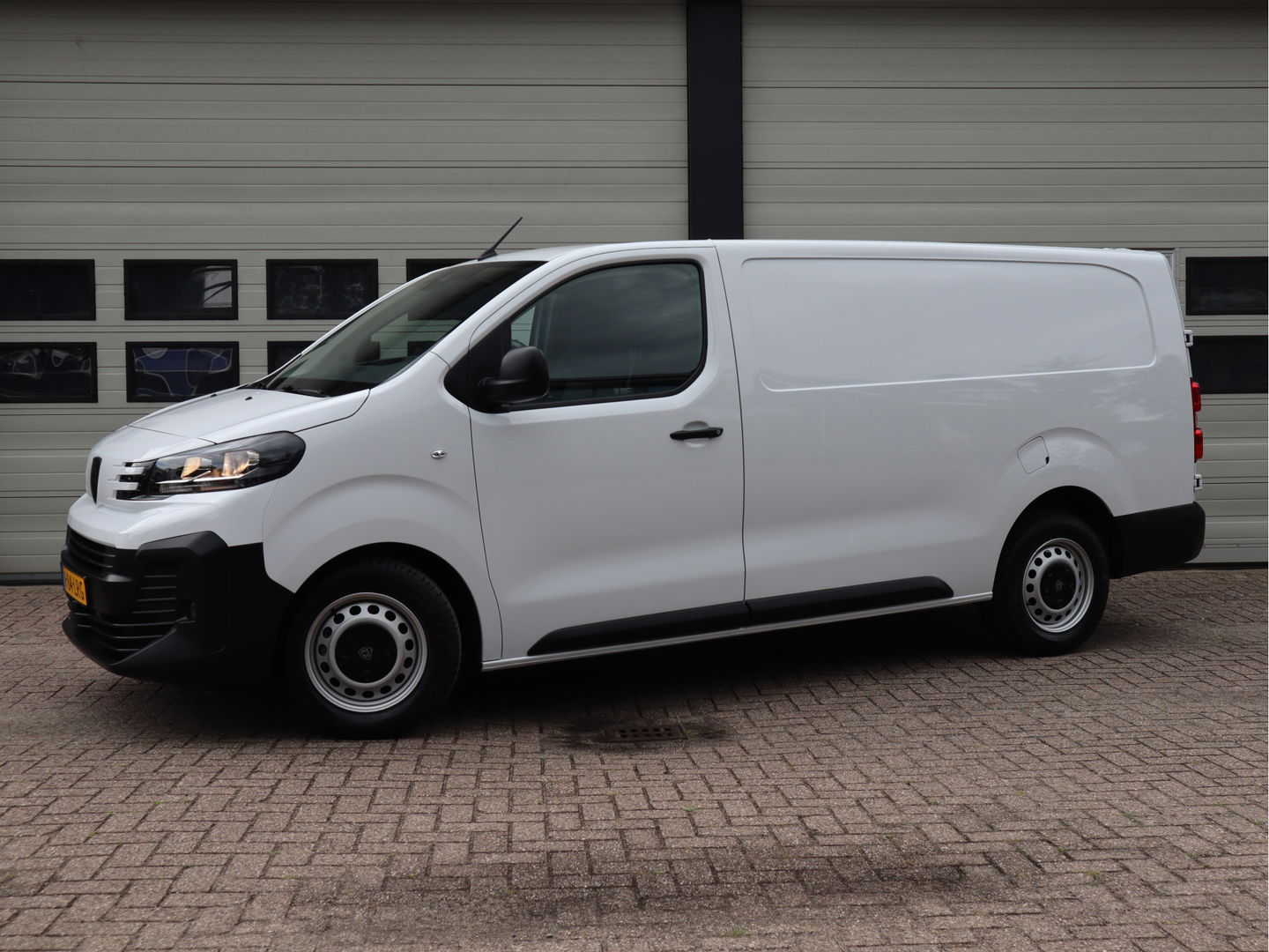 Peugeot Expert 2.0 BlueHDI 145pk Automaat - L3 Lang - Winterpakket - Standkachel - Apple Play - Trekhaak