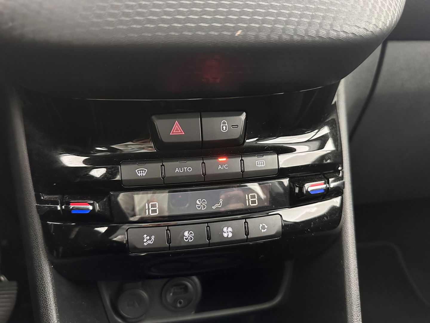 Peugeot 208 1.6 BlueHDi Blue Lease Premium *PANO | NAVI-FULLMAP | CAMERA | COMFORT-SEATS | DAB+ | ECC | PDC | CRUISE | 16''ALU | TOWBAR*