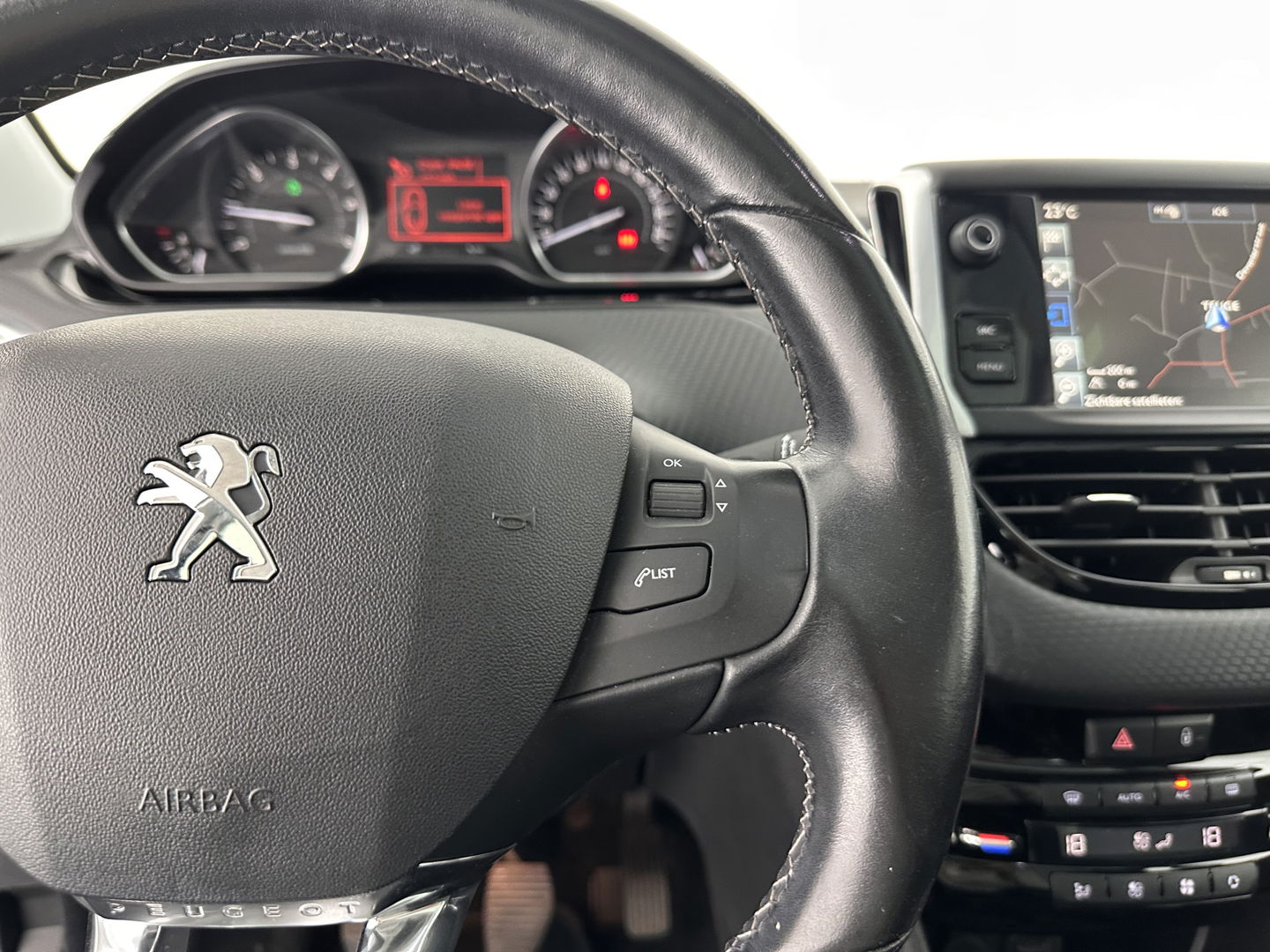 Peugeot 208 1.6 BlueHDi Blue Lease Premium *PANO | NAVI-FULLMAP | CAMERA | COMFORT-SEATS | DAB+ | ECC | PDC | CRUISE | 16''ALU | TOWBAR*