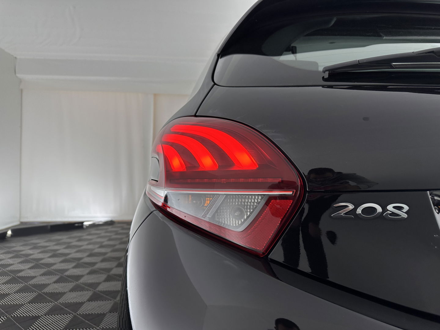 Peugeot 208 1.6 BlueHDi Blue Lease Premium *PANO | NAVI-FULLMAP | CAMERA | COMFORT-SEATS | DAB+ | ECC | PDC | CRUISE | 16''ALU | TOWBAR*