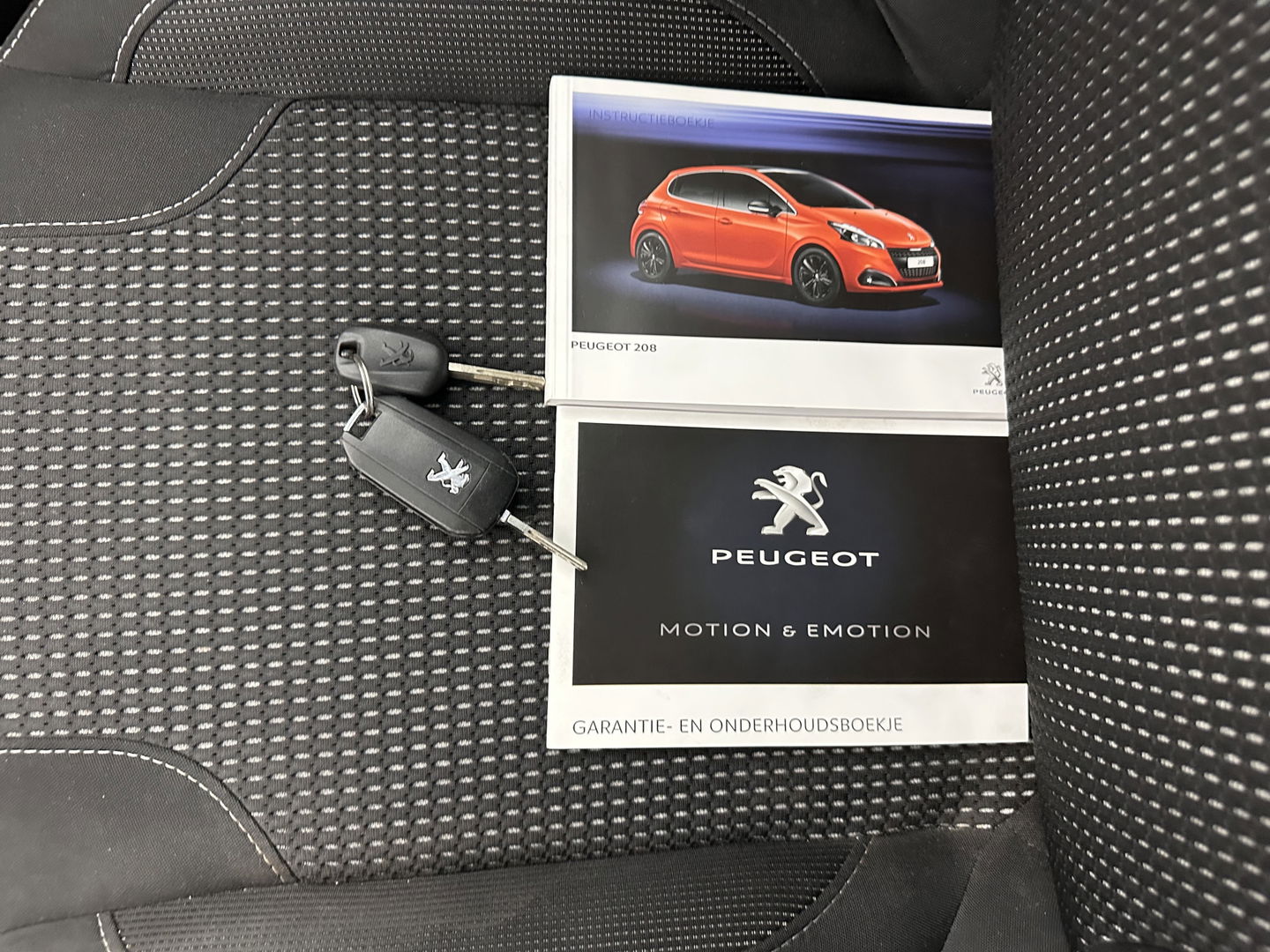 Peugeot 208 1.6 BlueHDi Blue Lease Premium *PANO | NAVI-FULLMAP | CAMERA | COMFORT-SEATS | DAB+ | ECC | PDC | CRUISE | 16''ALU | TOWBAR*