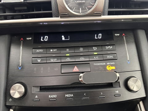 Lexus IS 300h Hybrid Business Line Aut. *PANO | 1/2LEATHER | FULL-LED | NAVI-FULLMAP | COMFORT-SEATS | CAMERA | ECC | PDC | CRUISE | 17''ALU*