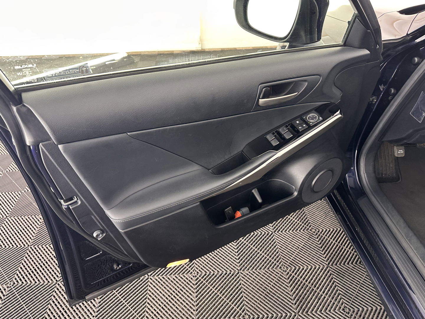 Lexus IS 300h Hybrid Business Line Aut. *PANO | 1/2LEATHER | FULL-LED | NAVI-FULLMAP | COMFORT-SEATS | CAMERA | ECC | PDC | CRUISE | 17''ALU*