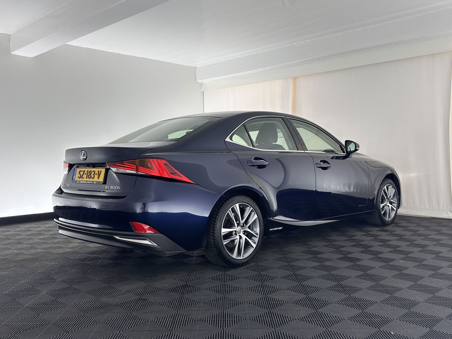 Lexus IS 300h Hybrid Business Line Aut. *PANO | 1/2LEATHER | FULL-LED | NAVI-FULLMAP | COMFORT-SEATS | CAMERA | ECC | PDC | CRUISE | 17''ALU*