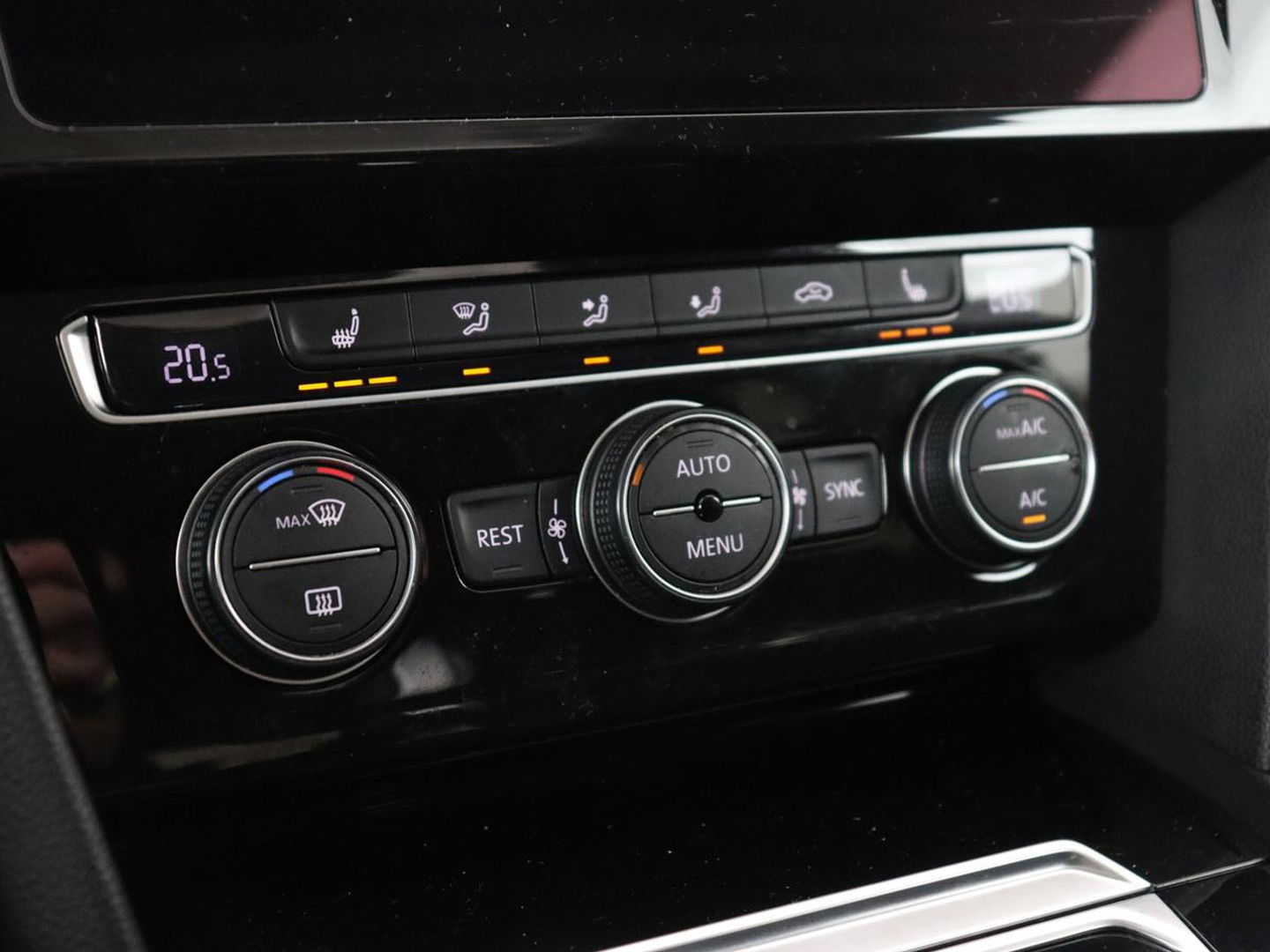 Volkswagen Arteon 2.0 TDI Elegance | Panoramadak | Stoelverwarming | Camera | Leder/Alcantara | Virtual Cockpit | Adaptive cruise | Keyless | LED Plus | Carplay | Navigatie