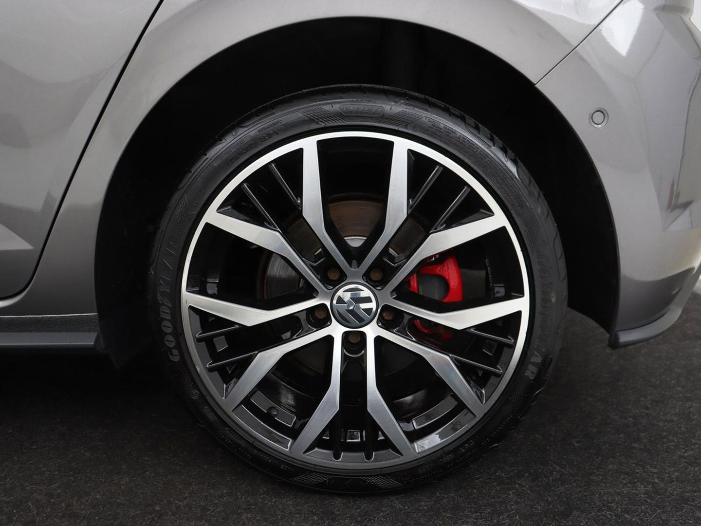 Volkswagen Polo 2.0 TSI GTI | Stoelverwarming | Beats Pack | Camera | Adaptive cruise | Virtual Cockpit | Carplay | Navigatie | Adaptief LED | Park Assist