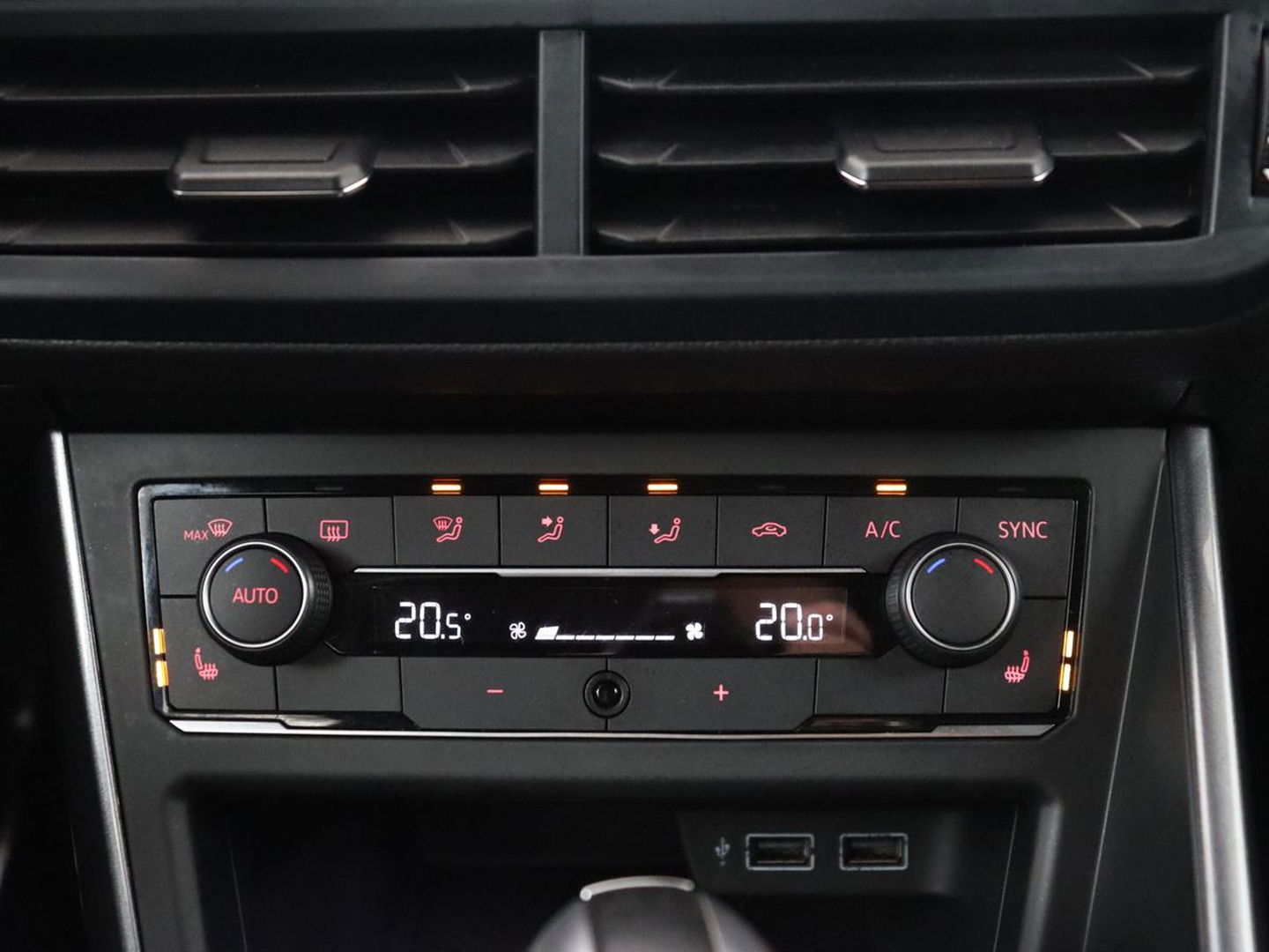 Volkswagen Polo 2.0 TSI GTI | Stoelverwarming | Beats Pack | Camera | Adaptive cruise | Virtual Cockpit | Carplay | Navigatie | Adaptief LED | Park Assist