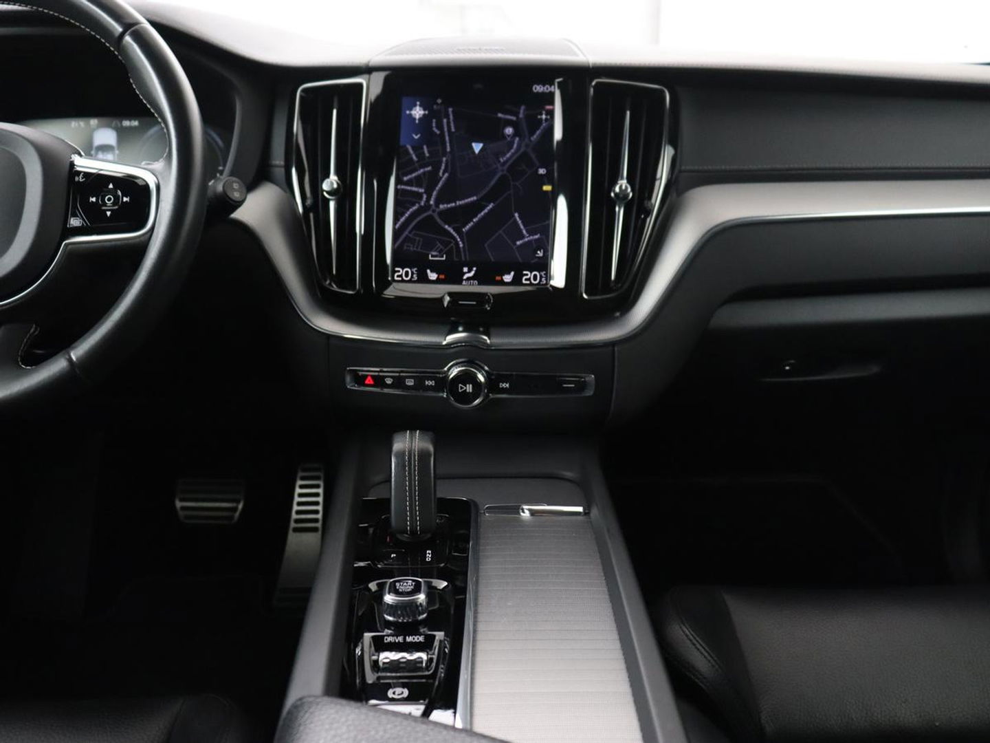 Volvo XC60 2.0 Recharge T8 AWD R-Design | Panoramadak | Head-Up | Trekhaak | 360 Camera | Leder | Stoelverwarming | Harman/Kardon | Carplay | Achterbankverwarming | Digital Cockpit | Full LED