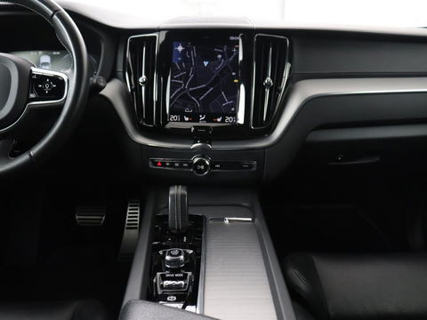Volvo XC60 2.0 Recharge T8 AWD R-Design | Panoramadak | Head-Up | Trekhaak | 360 Camera | Leder | Stoelverwarming | Harman/Kardon | Carplay | Achterbankverwarming | Digital Cockpit | Full LED