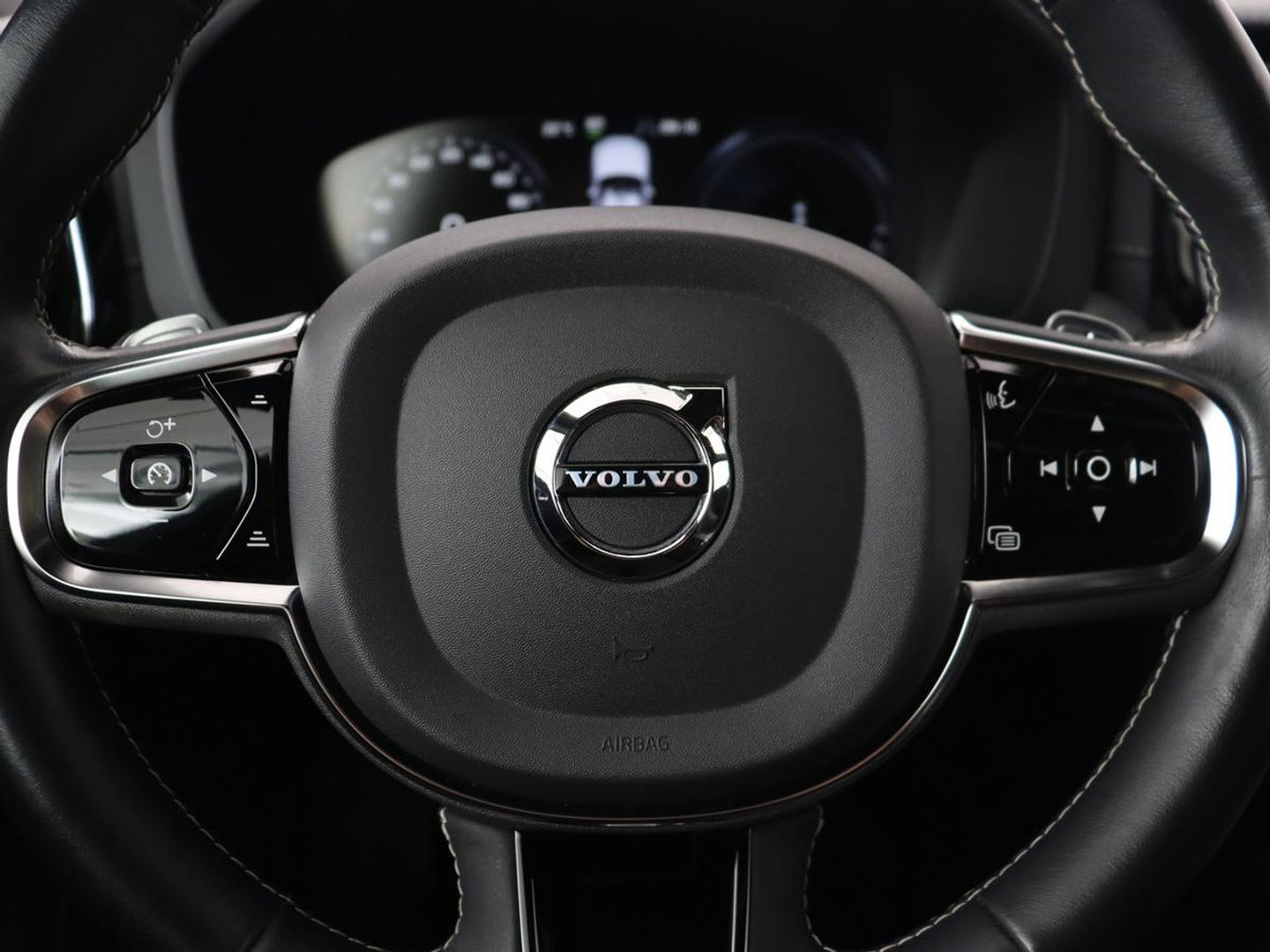 Volvo XC60 2.0 Recharge T8 AWD R-Design | Panoramadak | Head-Up | Trekhaak | 360 Camera | Leder | Stoelverwarming | Harman/Kardon | Carplay | Achterbankverwarming | Digital Cockpit | Full LED