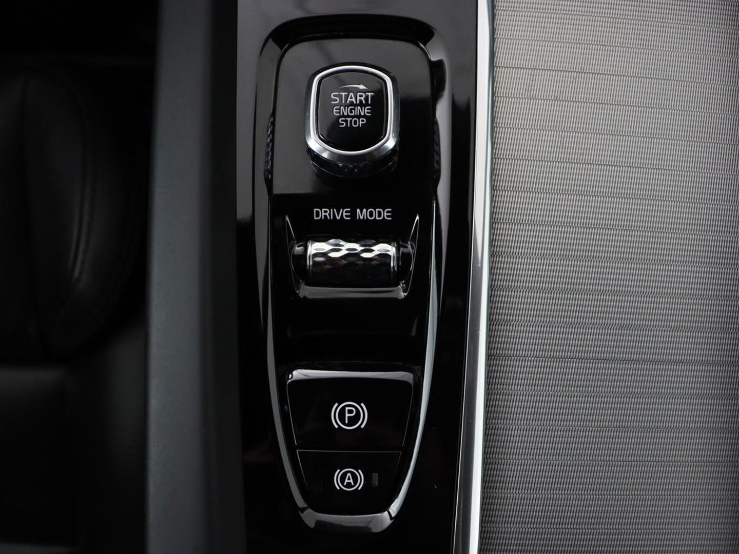 Volvo XC60 2.0 Recharge T8 AWD R-Design | Panoramadak | Head-Up | Trekhaak | 360 Camera | Leder | Stoelverwarming | Harman/Kardon | Carplay | Achterbankverwarming | Digital Cockpit | Full LED