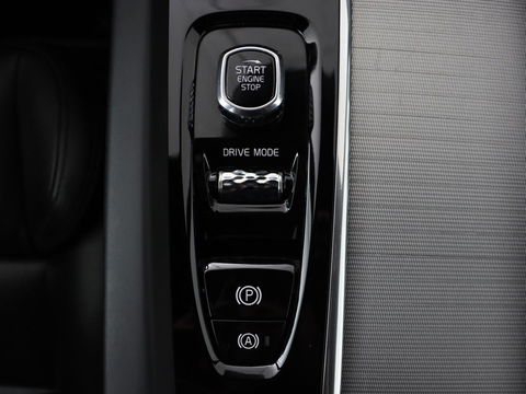 Volvo XC60 2.0 Recharge T8 AWD R-Design | Panoramadak | Head-Up | Trekhaak | 360 Camera | Leder | Stoelverwarming | Harman/Kardon | Carplay | Achterbankverwarming | Digital Cockpit | Full LED