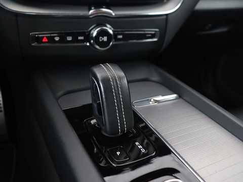 Volvo XC60 2.0 Recharge T8 AWD R-Design | Panoramadak | Head-Up | Trekhaak | 360 Camera | Leder | Stoelverwarming | Harman/Kardon | Carplay | Achterbankverwarming | Digital Cockpit | Full LED