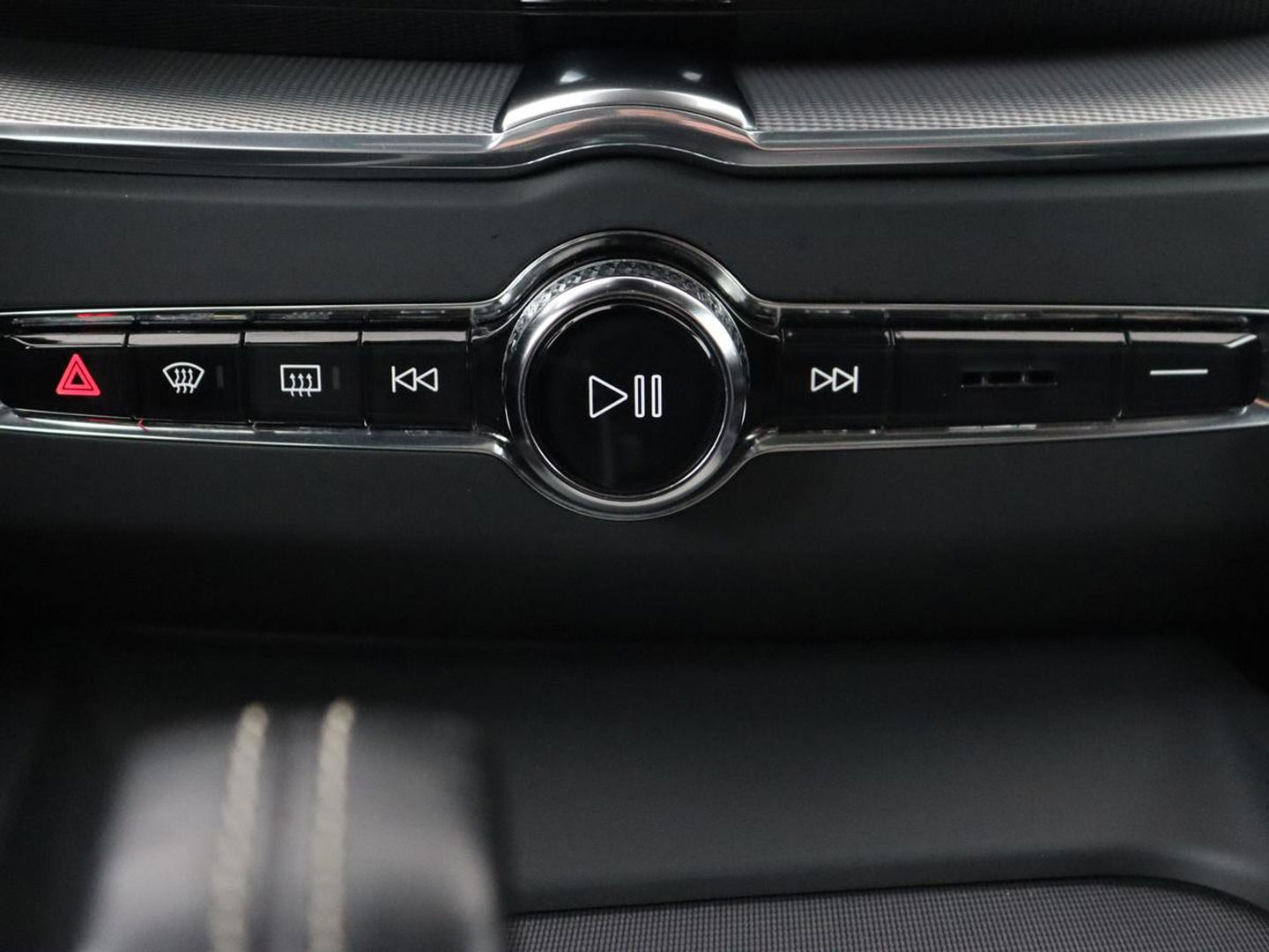 Volvo XC60 2.0 Recharge T8 AWD R-Design | Panoramadak | Head-Up | Trekhaak | 360 Camera | Leder | Stoelverwarming | Harman/Kardon | Carplay | Achterbankverwarming | Digital Cockpit | Full LED