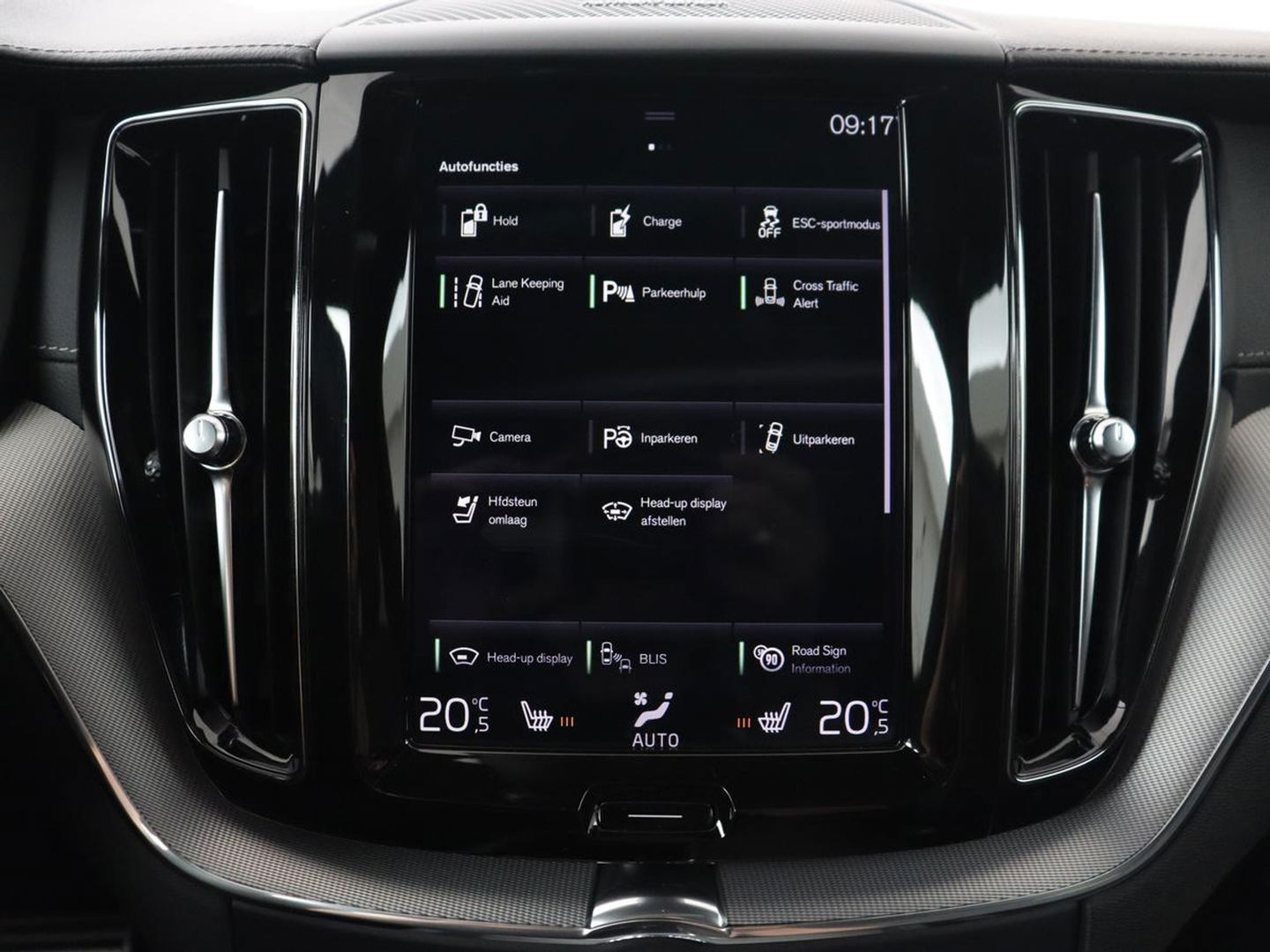 Volvo XC60 2.0 Recharge T8 AWD R-Design | Panoramadak | Head-Up | Trekhaak | 360 Camera | Leder | Stoelverwarming | Harman/Kardon | Carplay | Achterbankverwarming | Digital Cockpit | Full LED