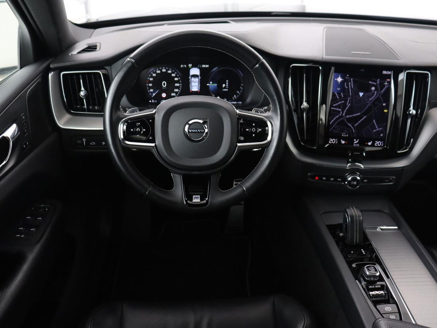 Volvo XC60 2.0 Recharge T8 AWD R-Design | Panoramadak | Head-Up | Trekhaak | 360 Camera | Leder | Stoelverwarming | Harman/Kardon | Carplay | Achterbankverwarming | Digital Cockpit | Full LED