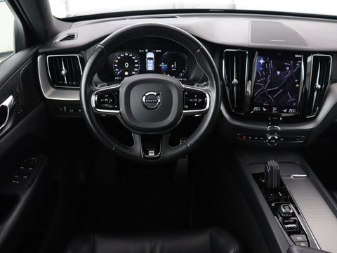 Volvo XC60 2.0 Recharge T8 AWD R-Design | Panoramadak | Head-Up | Trekhaak | 360 Camera | Leder | Stoelverwarming | Harman/Kardon | Carplay | Achterbankverwarming | Digital Cockpit | Full LED