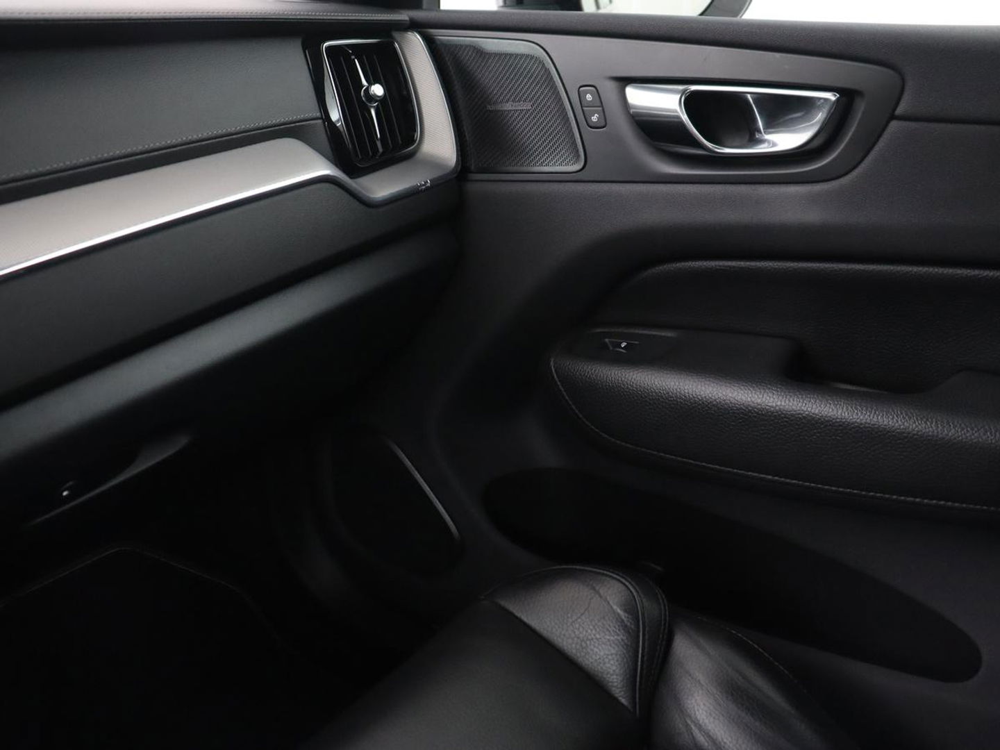 Volvo XC60 2.0 Recharge T8 AWD R-Design | Panoramadak | Head-Up | Trekhaak | 360 Camera | Leder | Stoelverwarming | Harman/Kardon | Carplay | Achterbankverwarming | Digital Cockpit | Full LED