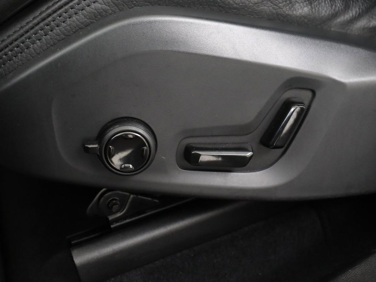 Volvo XC60 2.0 Recharge T8 AWD R-Design | Panoramadak | Head-Up | Trekhaak | 360 Camera | Leder | Stoelverwarming | Harman/Kardon | Carplay | Achterbankverwarming | Digital Cockpit | Full LED