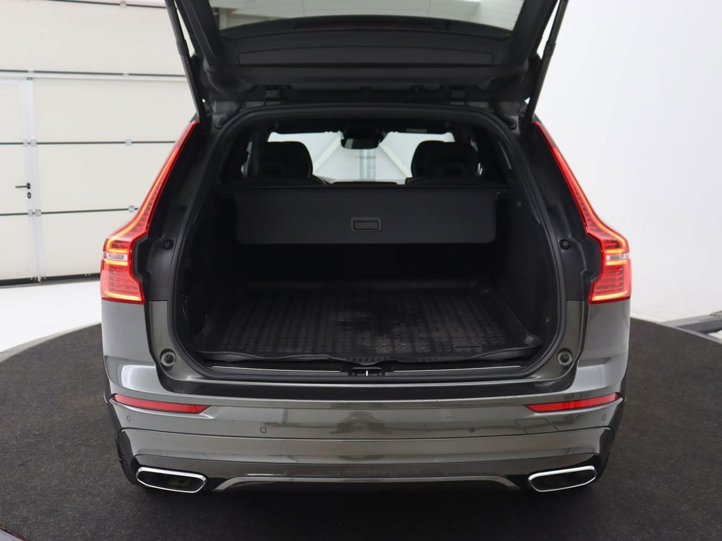 Volvo XC60 2.0 Recharge T8 AWD R-Design | Panoramadak | Head-Up | Trekhaak | 360 Camera | Leder | Stoelverwarming | Harman/Kardon | Carplay | Achterbankverwarming | Digital Cockpit | Full LED