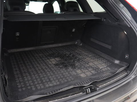 Volvo XC60 2.0 Recharge T8 AWD R-Design | Panoramadak | Head-Up | Trekhaak | 360 Camera | Leder | Stoelverwarming | Harman/Kardon | Carplay | Achterbankverwarming | Digital Cockpit | Full LED