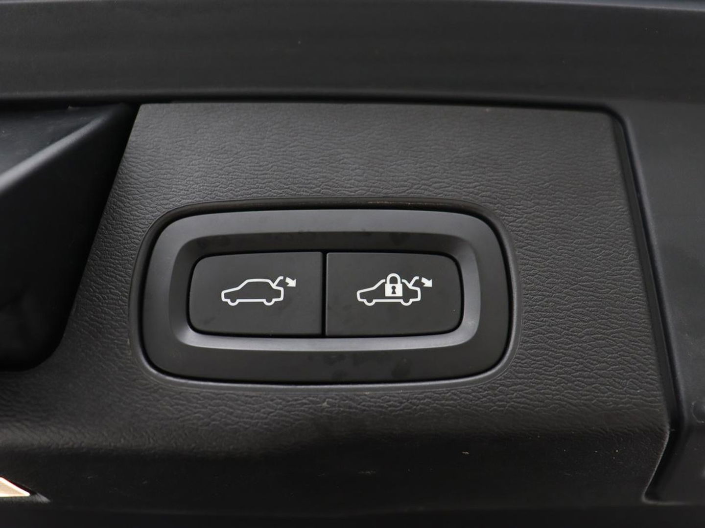 Volvo XC60 2.0 Recharge T8 AWD R-Design | Panoramadak | Head-Up | Trekhaak | 360 Camera | Leder | Stoelverwarming | Harman/Kardon | Carplay | Achterbankverwarming | Digital Cockpit | Full LED