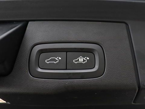 Volvo XC60 2.0 Recharge T8 AWD R-Design | Panoramadak | Head-Up | Trekhaak | 360 Camera | Leder | Stoelverwarming | Harman/Kardon | Carplay | Achterbankverwarming | Digital Cockpit | Full LED