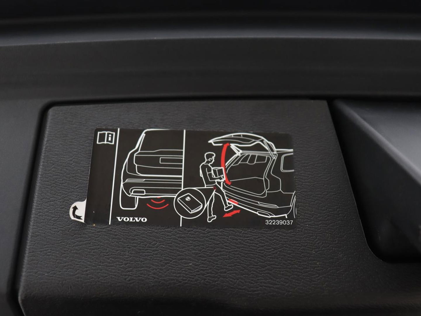 Volvo XC60 2.0 Recharge T8 AWD R-Design | Panoramadak | Head-Up | Trekhaak | 360 Camera | Leder | Stoelverwarming | Harman/Kardon | Carplay | Achterbankverwarming | Digital Cockpit | Full LED