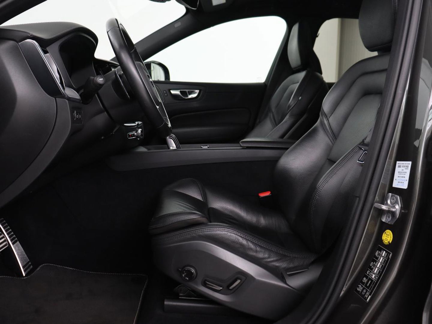 Volvo XC60 2.0 Recharge T8 AWD R-Design | Panoramadak | Head-Up | Trekhaak | 360 Camera | Leder | Stoelverwarming | Harman/Kardon | Carplay | Achterbankverwarming | Digital Cockpit | Full LED