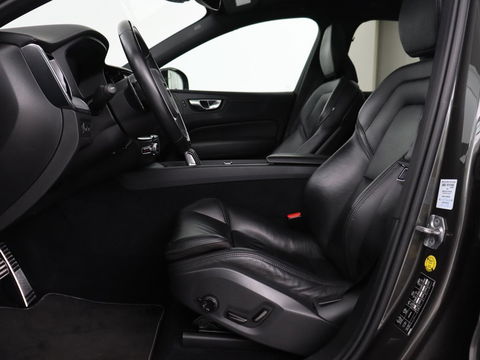 Volvo XC60 2.0 Recharge T8 AWD R-Design | Panoramadak | Head-Up | Trekhaak | 360 Camera | Leder | Stoelverwarming | Harman/Kardon | Carplay | Achterbankverwarming | Digital Cockpit | Full LED