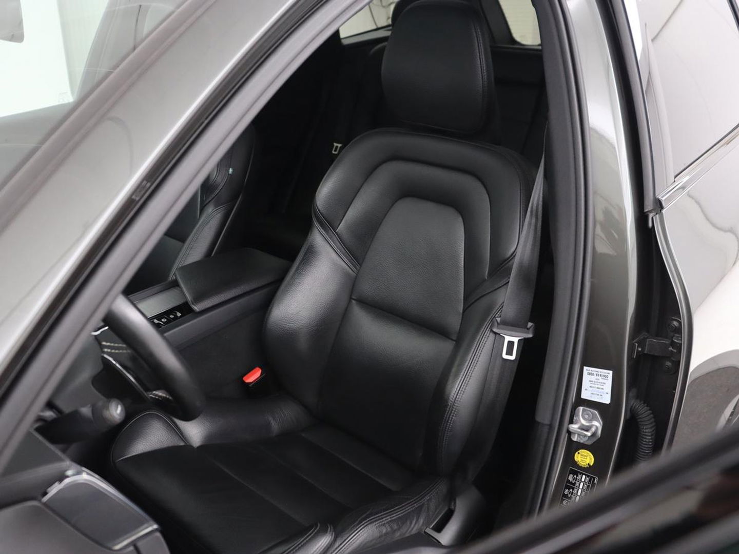 Volvo XC60 2.0 Recharge T8 AWD R-Design | Panoramadak | Head-Up | Trekhaak | 360 Camera | Leder | Stoelverwarming | Harman/Kardon | Carplay | Achterbankverwarming | Digital Cockpit | Full LED