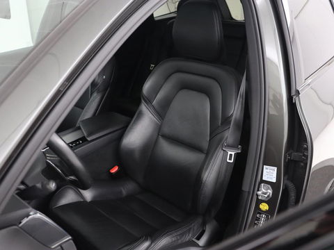 Volvo XC60 2.0 Recharge T8 AWD R-Design | Panoramadak | Head-Up | Trekhaak | 360 Camera | Leder | Stoelverwarming | Harman/Kardon | Carplay | Achterbankverwarming | Digital Cockpit | Full LED